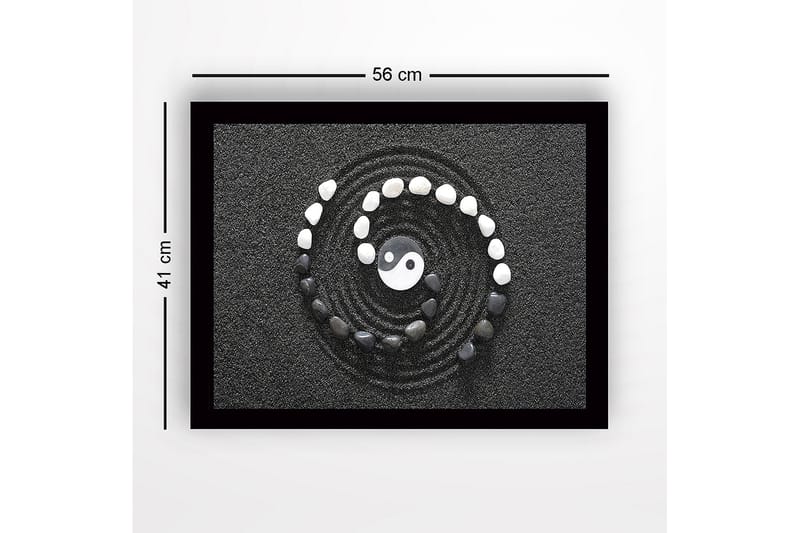 Innrammet lerretsbilde i tre - 41x56 cm - Yin og Yang-symbolet i en spiral av steiner på svart sand - Svart / Hvit / Grå - Innredning - Bilder & kunst