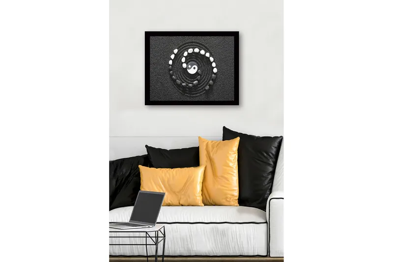 Innrammet lerretsbilde i tre - 41x56 cm - Yin og Yang-symbolet i en spiral av steiner på svart sand - Svart / Hvit / Grå - Innredning - Bilder & kunst