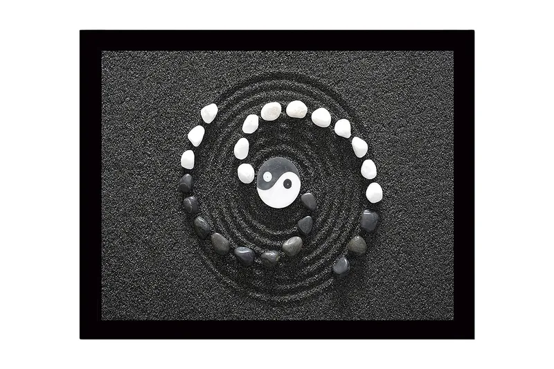Innrammet lerretsbilde i tre - 41x56 cm - Yin og Yang-symbolet i en spiral av steiner på svart sand - Svart / Hvit / Grå - Innredning - Bilder & kunst