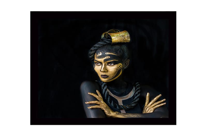 Innrammet lerretsbilde i tre - 41x56 cm - Portrett av en kvinne med gullsminke og detaljerte mønstre - Gull / Svart - Innredning - Bilder & kunst