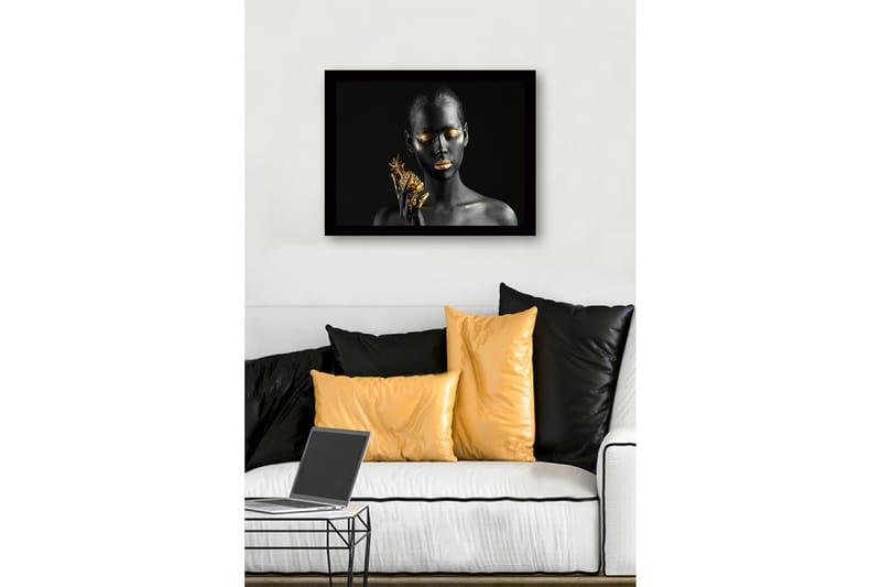 Innrammet lerretsbilde i tre - 41x56 cm - Portrett av en kvinne med svart hud og gulldetaljer som holder en ananas - Svart / Gull - Innredning - Bilder & kunst