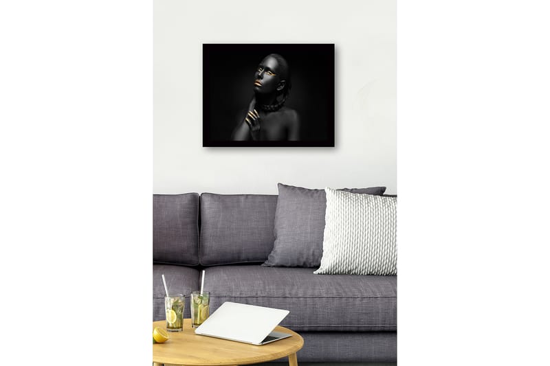 Innrammet lerretsbilde i tre - 41x56 cm - Portrett av en kvinne med svart hud og gylne detaljer - Svart / Gull - Innredning - Bilder & kunst