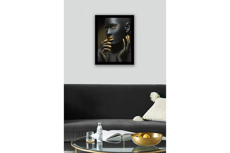 Innrammet lerretsbilde i tre - 41x56 cm - Portrett av en kvinne med svart kroppsmaling og gulldetaljer - Svart / Gull - Innredning - Bilder & kunst