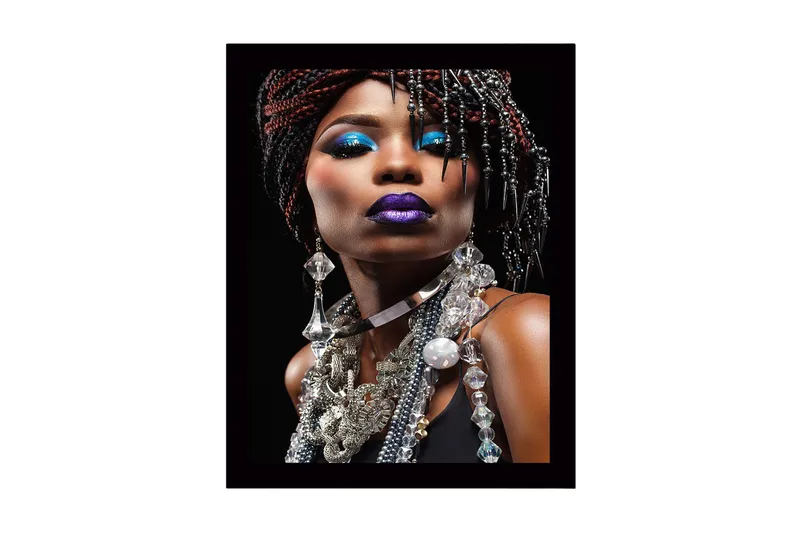 Innrammet lerretsbilde i tre - 41x56 cm - Portrett av en kvinne med dramatisk sminke og smykker, Blå / Lilla / Svart