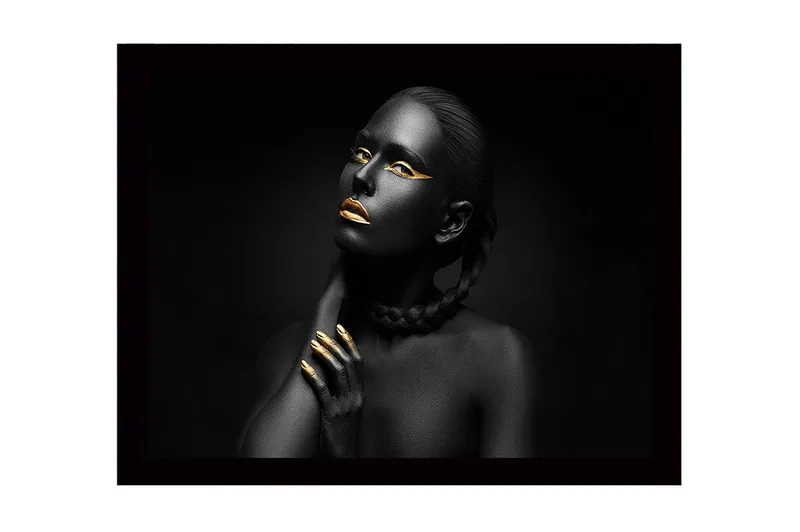 Innrammet lerretsbilde i tre - 41x56 cm - Portrett av en kvinne med svart hud og gylne detaljer, Svart / Gull
