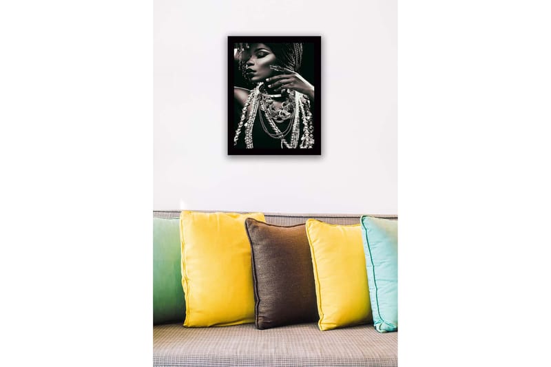 Innrammet lerretsbilde i tre - 41x56 cm - Portrett av en kvinne med smykker og flettet hår - Svart / Hvit / Grå - Innredning - Bilder & kunst
