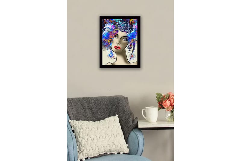 Innrammet lerretsbilde i tre - 41x56 cm - Portrett av en kvinne med fargerik frisyre og sterke ansiktstrekk - Blå / Rød / Lilla - Innredning - Bilder & kunst