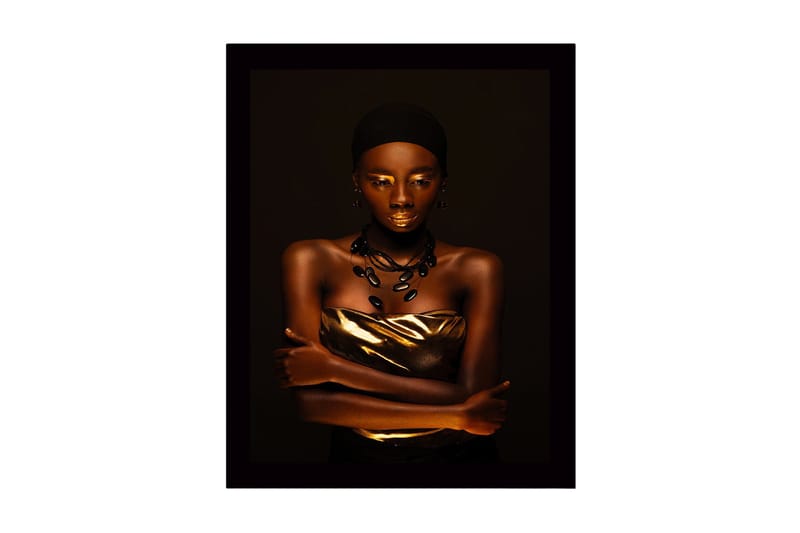 Innrammet lerretsbilde i tre - 41x56 cm - Portrett av en kvinne med gulldetaljer og en elegant positur - Gull / Mørk brun / Svart - Innredning - Bilder & kunst