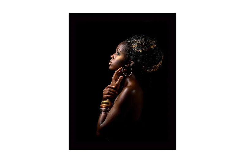 Innrammet lerretsbilde i tre - 41x56 cm - Portrett av en kvinne i profil med elegant holdning og smykker - Mørk brun / Gull / Svart - Innredning - Bilder & kunst