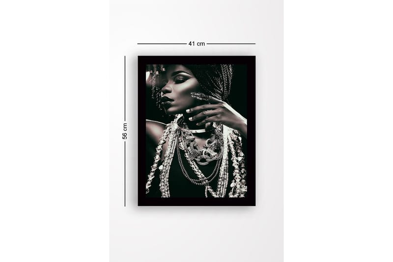 Innrammet lerretsbilde i tre - 41x56 cm - Portrett av en kvinne med smykker og flettet hår - Svart / Hvit / Grå - Innredning - Bilder & kunst