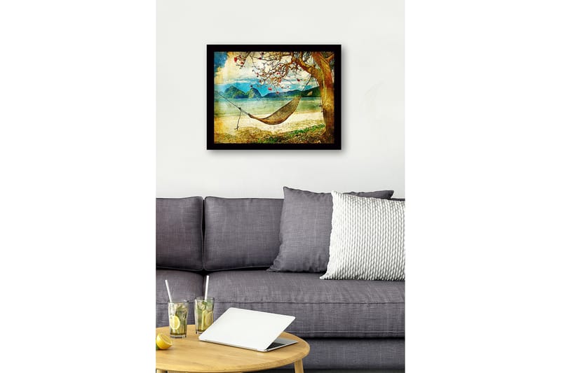 Innrammet trelerretsbilde - 41x56 cm - Avslappende hengekøye under et tre ved stranden med fjell i bakgrunnen - Blå / Grønn / Beige - Innredning - Bilder & kunst