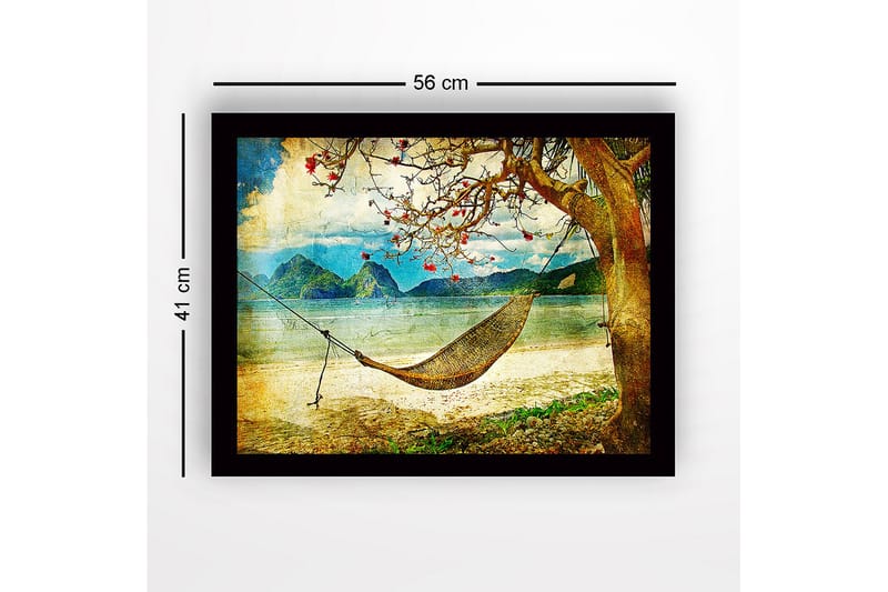 Innrammet trelerretsbilde - 41x56 cm - Avslappende hengekøye under et tre ved stranden med fjell i bakgrunnen - Blå / Grønn / Beige - Innredning - Bilder & kunst