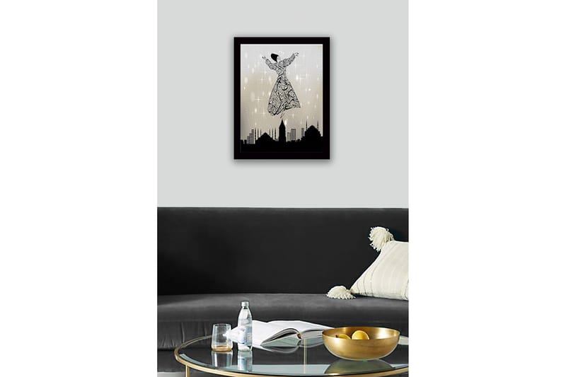 Innrammet trelerretsbilde - 41x56 cm - Dansende figur i en utsmykket kjole som svever over en bysilhuett - Svart / Grå / Hvit - Innredning - Bilder & kunst