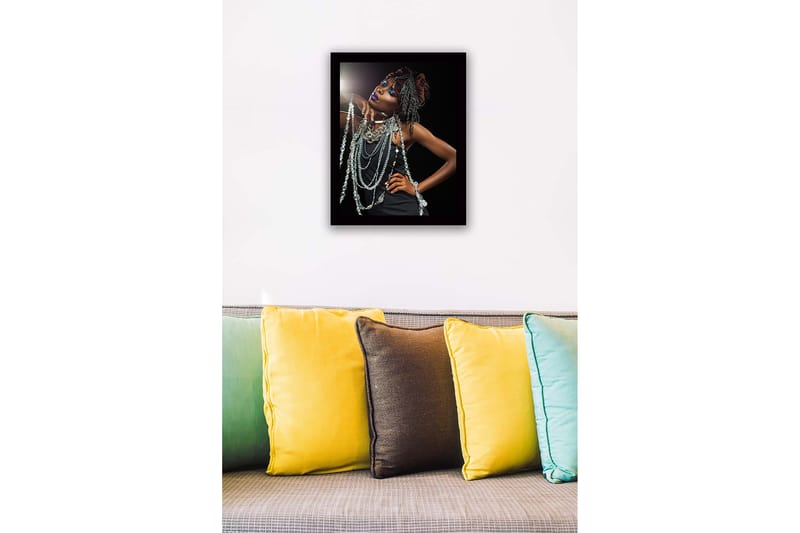 Innrammet trelerretsbilde - 41x56 cm - Elegant kvinne med glitrende smykker og dramatisk sminke - Svart / Sølv / Lilla - Innredning - Bilder & kunst