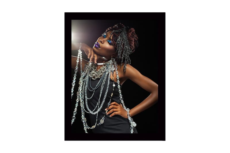 Innrammet trelerretsbilde - 41x56 cm - Elegant kvinne med glitrende smykker og dramatisk sminke, Svart / Sølv / Lilla