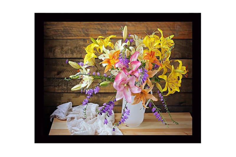 Innrammet trelerretsbilde - 41x56 cm - Fargerik blomsterbukett i en hvit vase - Gul / Rosa / Lilla - Innredning - Bilder & kunst
