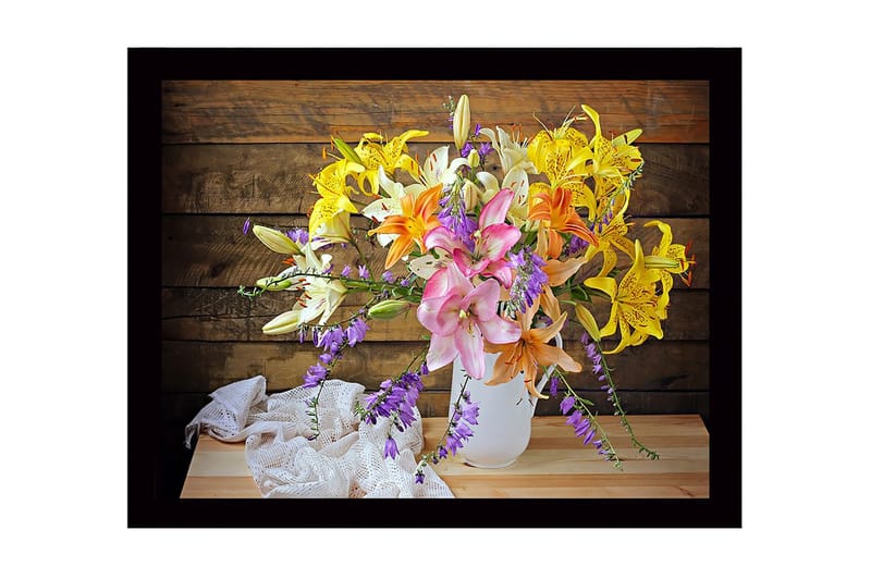 Innrammet trelerretsbilde - 41x56 cm - Fargerik blomsterbukett i en hvit vase - Gul / Rosa / Lilla - Innredning - Bilder & kunst