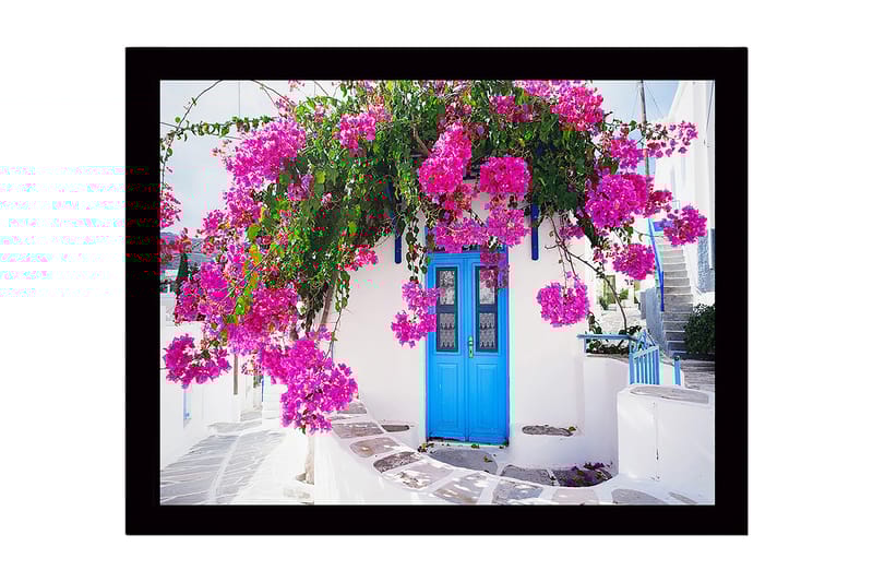 Innrammet trelerretsbilde - 41x56 cm - Fargerik bougainvillea hengende over en blå dør - Rosa / Blå / Grønn - Innredning - Bilder & kunst