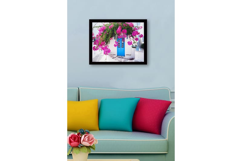 Innrammet trelerretsbilde - 41x56 cm - Fargerik bougainvillea hengende over en blå dør - Rosa / Blå / Grønn - Innredning - Bilder & kunst