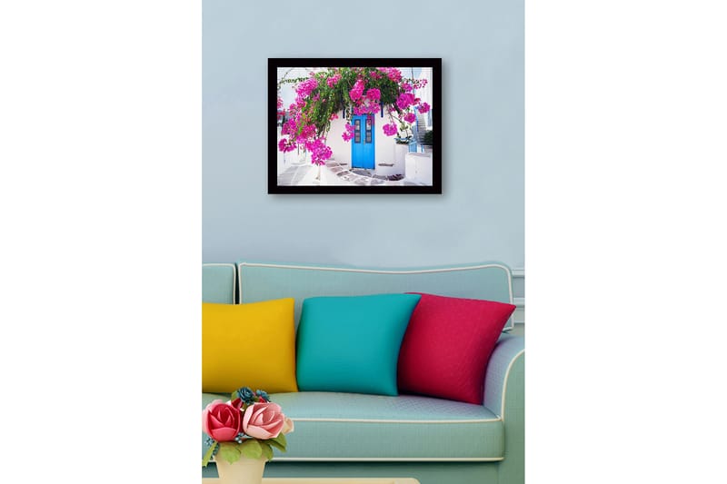 Innrammet trelerretsbilde - 41x56 cm - Fargerik bougainvillea hengende over en blå dør - Rosa / Blå / Grønn - Innredning - Bilder & kunst