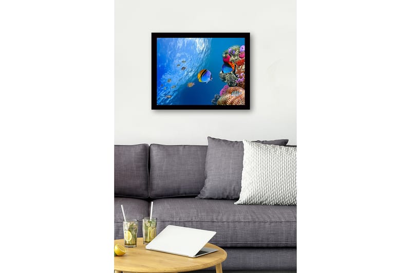 Innrammet trelerretsbilde - 41x56 cm - Fargerik undervannsscene med korallrev og svømmende fisk - Blå / Oransje / Rosa - Innredning - Bilder & kunst