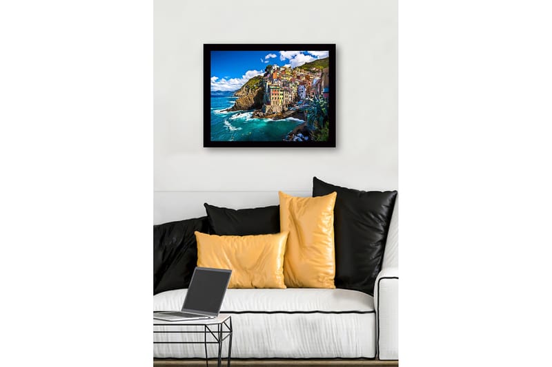 Innrammet trelerretsbilde - 41x56 cm - Fargerike hus på en steinete kystlinje - Blå / Grønn / Gul - Innredning - Bilder & kunst