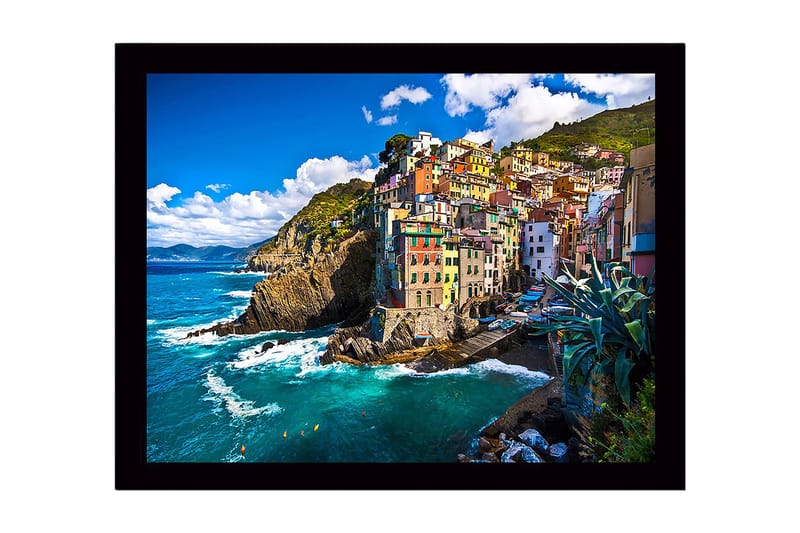 Innrammet trelerretsbilde - 41x56 cm - Fargerike hus på en steinete kystlinje, Blå / Grønn / Gul