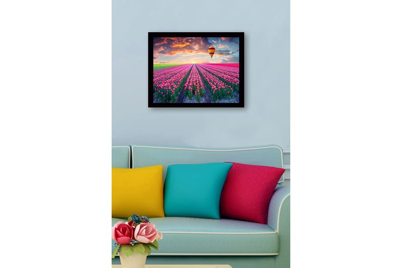 Innrammet trelerretsbilde - 41x56 cm - Felt med fargerike tulipaner under en ballong ved solnedgang - Rosa / Grønn / Oransje - Innredning - Bilder & kunst