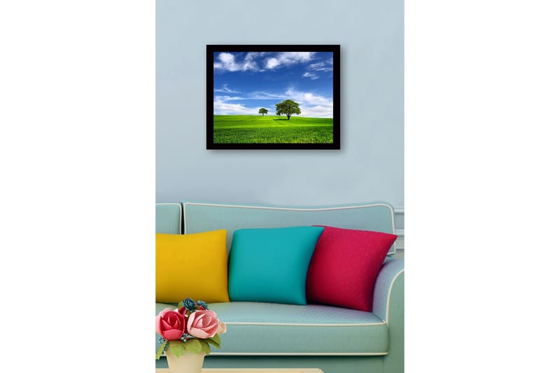 Innrammet trelerretsbilde - 41x56 cm - Frodig landskap med to trær under en blå himmel - Grønn / Blå - Innredning - Bilder & kunst