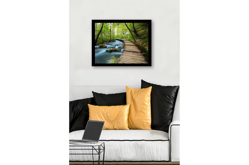 Innrammet trelerretsbilde - 41x56 cm - Frodig skogssti med en trebro som går over en rislende bekk - Grønn / Brun / Blå - Innredning - Bilder & kunst
