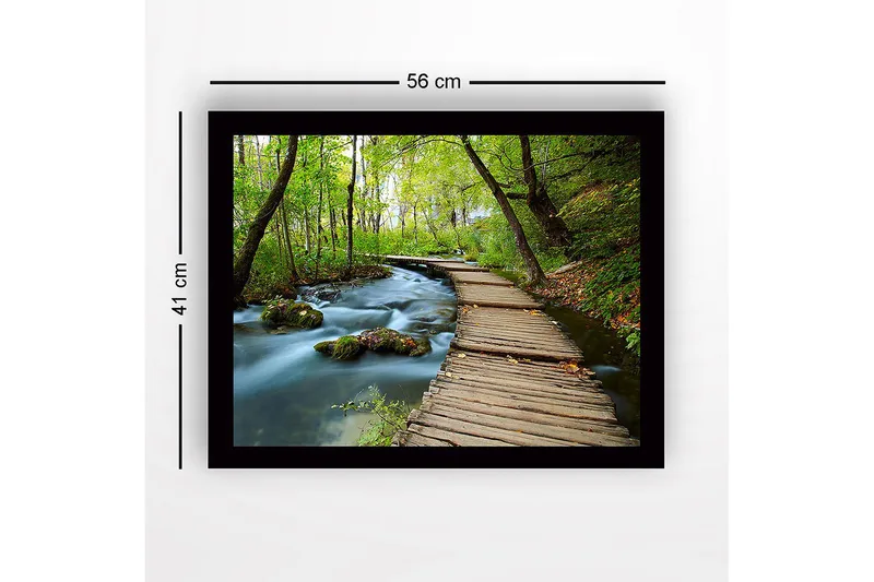 Innrammet trelerretsbilde - 41x56 cm - Frodig skogssti med en trebro som går over en rislende bekk - Grønn / Brun / Blå - Innredning - Bilder & kunst