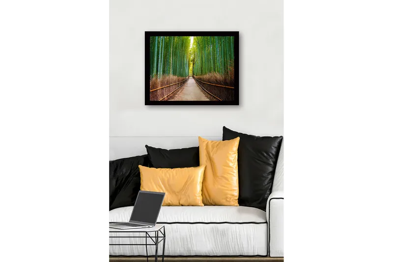 Innrammet trelerretsbilde - 41x56 cm - Grønn bambuskog med en sti som fører gjennom trærne - Grønn / Brun - Innredning - Bilder & kunst