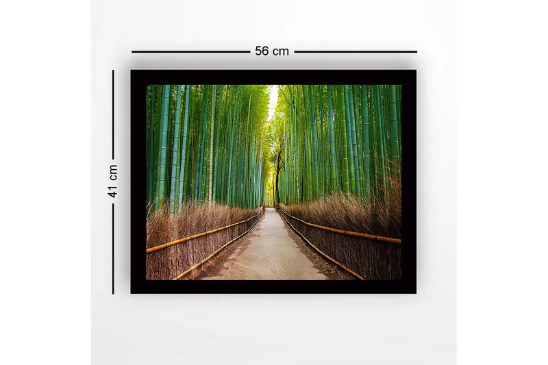 Innrammet trelerretsbilde - 41x56 cm - Grønn bambuskog med en sti som fører gjennom trærne - Grønn / Brun - Innredning - Bilder & kunst