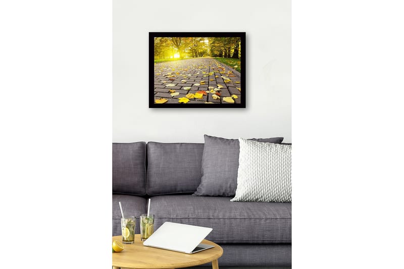 Innrammet trelerretsbilde - 41x56 cm - Gyldne høstblader på en asfaltert vei - Gul / Oransje / Brun - Innredning - Bilder & kunst
