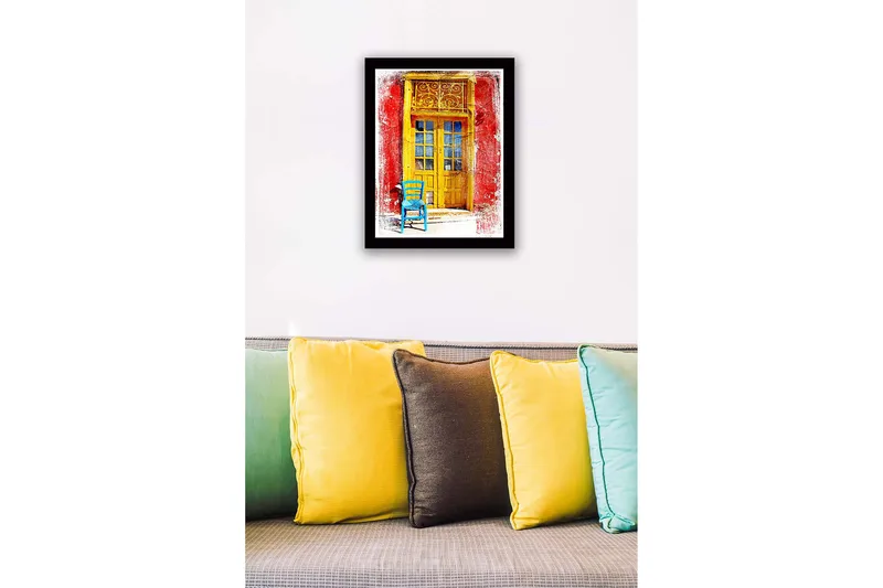 Innrammet trelerretsbilde - 41x56 cm - Gyllen dør med en blå stol foran på en rød vegg - Gul / Blå / Rød - Innredning - Bilder & kunst