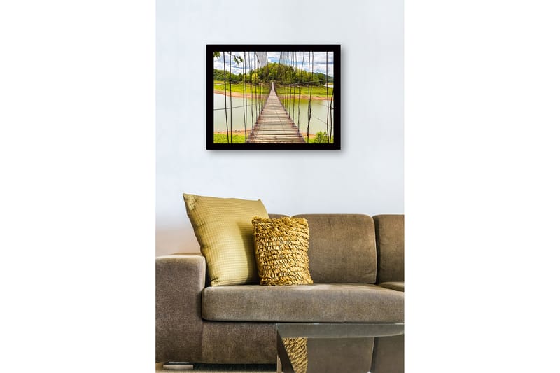 Innrammet trelerretsbilde - 41x56 cm - Hengebro som går over en rolig innsjø - Grønn / Brun / Blå - Innredning - Bilder & kunst