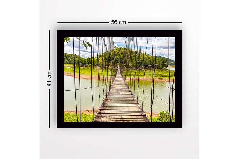 Innrammet trelerretsbilde - 41x56 cm - Hengebro som går over en rolig innsjø - Grønn / Brun / Blå - Innredning - Bilder & kunst