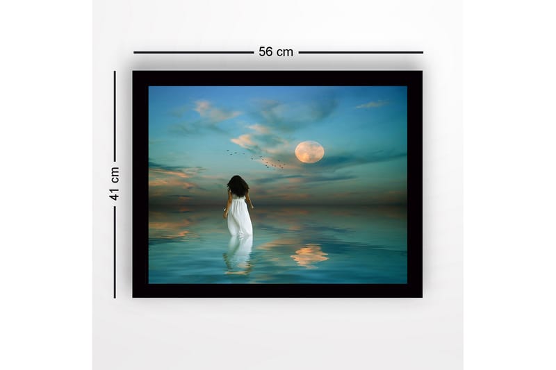 Innrammet trelerretsbilde - 41x56 cm - Kvinne i hvit kjole går mot en fullmåne over stille vann - Blå / Hvit / Grå - Innredning - Bilder & kunst