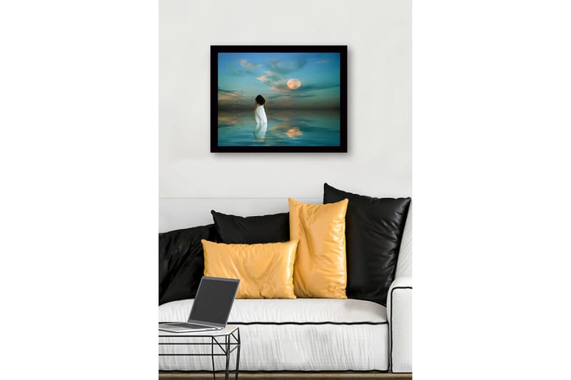 Innrammet trelerretsbilde - 41x56 cm - Kvinne i hvit kjole går mot en fullmåne over stille vann - Blå / Hvit / Grå - Innredning - Bilder & kunst