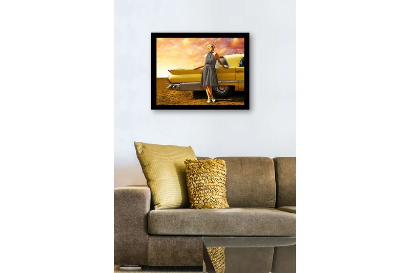 Innrammet trelerretsbilde - 41x56 cm - Kvinne i prikkete kjole lener seg mot en veteranbil - Gul / Svart / Hvit - Innredning - Bilder & kunst