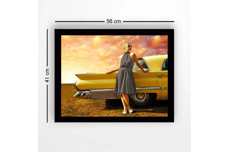 Innrammet trelerretsbilde - 41x56 cm - Kvinne i prikkete kjole lener seg mot en veteranbil - Gul / Svart / Hvit - Innredning - Bilder & kunst