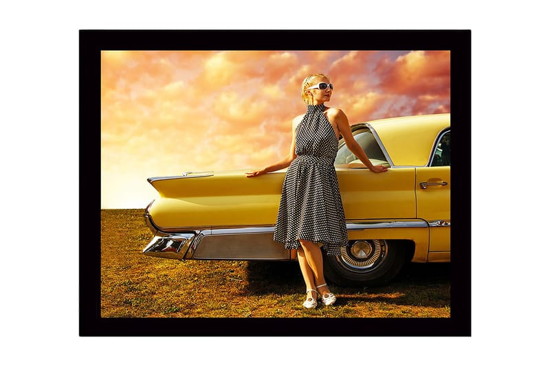 Innrammet trelerretsbilde - 41x56 cm - Kvinne i prikkete kjole lener seg mot en veteranbil, Gul / Svart / Hvit