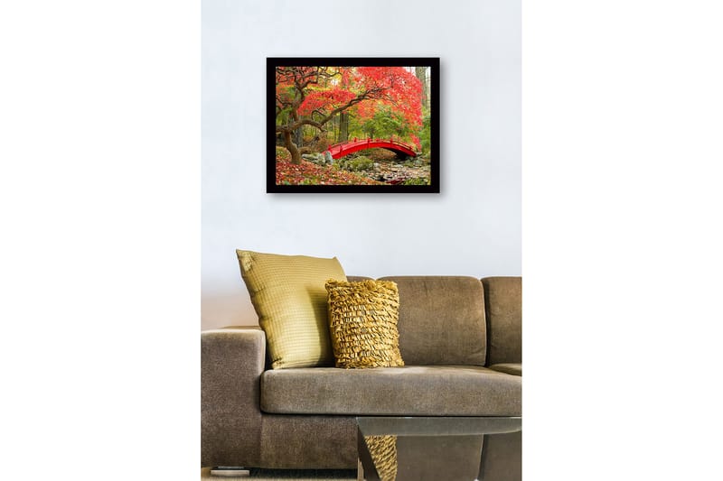 Innrammet trelerretsbilde - 41x56 cm - Rød bro omgitt av høstfargede trær og blader - Rød / Grønn / Brun - Innredning - Bilder & kunst