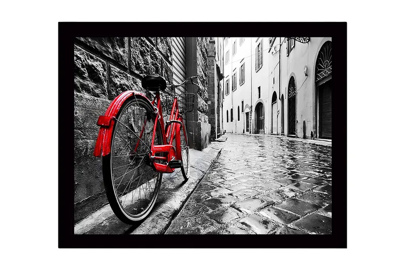 Innrammet trelerretsbilde - 41x56 cm - Rød sykkel lent mot en gammel steinmur i en regnfull smug - Rød / Svart / Grå - Innredning - Bilder & kunst