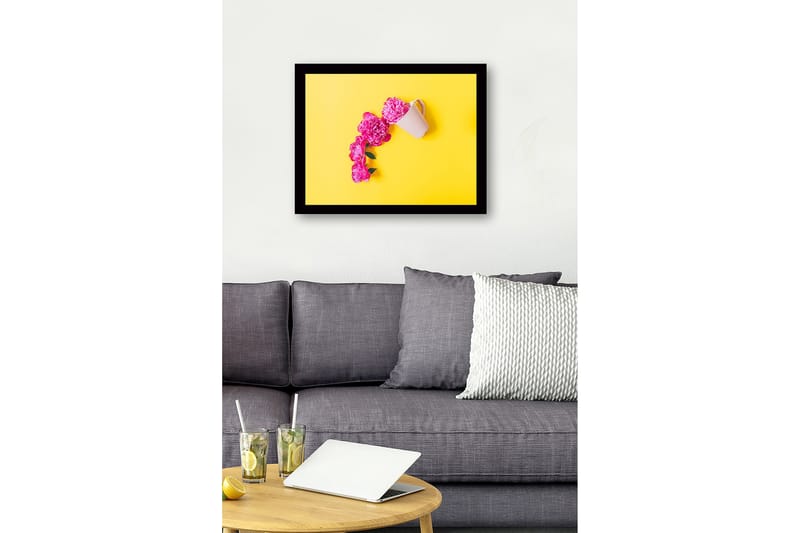 Innrammet trelerretsbilde - 41x56 cm - Rosa peoner som strekker seg ut fra en hvit kopp på gul bakgrunn - Rosa / Gul - Innredning - Bilder & kunst