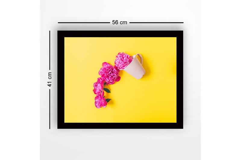 Innrammet trelerretsbilde - 41x56 cm - Rosa peoner som strekker seg ut fra en hvit kopp på gul bakgrunn - Rosa / Gul - Innredning - Bilder & kunst