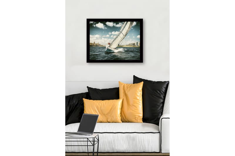 Innrammet trelerretsbilde - 41x56 cm - Seilbåt navigerer gjennom bølgene under en klar himmel - Blå / Hvit / Grå - Innredning - Bilder & kunst