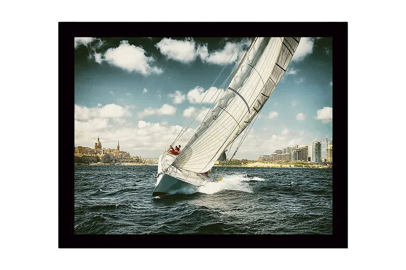 Innrammet trelerretsbilde - 41x56 cm - Seilbåt navigerer gjennom bølgene under en klar himmel - Blå / Hvit / Grå - Innredning - Bilder & kunst