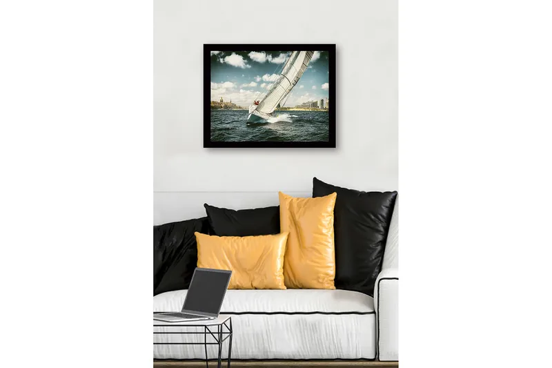 Innrammet trelerretsbilde - 41x56 cm - Seilbåt navigerer gjennom bølgene under en klar himmel - Blå / Hvit / Grå - Innredning - Bilder & kunst