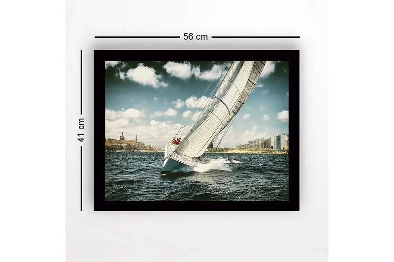 Innrammet trelerretsbilde - 41x56 cm - Seilbåt navigerer gjennom bølgene under en klar himmel - Blå / Hvit / Grå - Innredning - Bilder & kunst